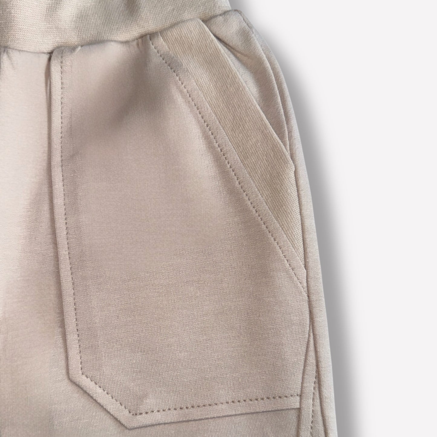 French Terry Jogginghose für Jungen in Beige, handgemacht in Berlin, nachhaltig & bequem