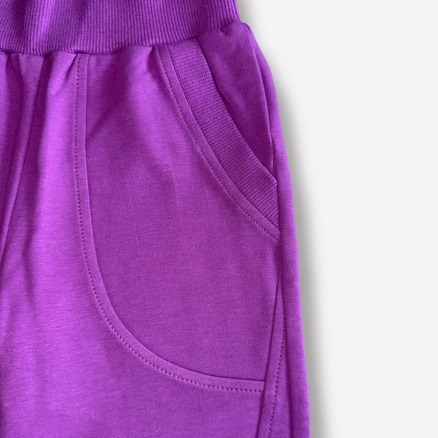 Mädchenhose aus French Terry in Violett, mit Taschen, handgemacht in Berlin