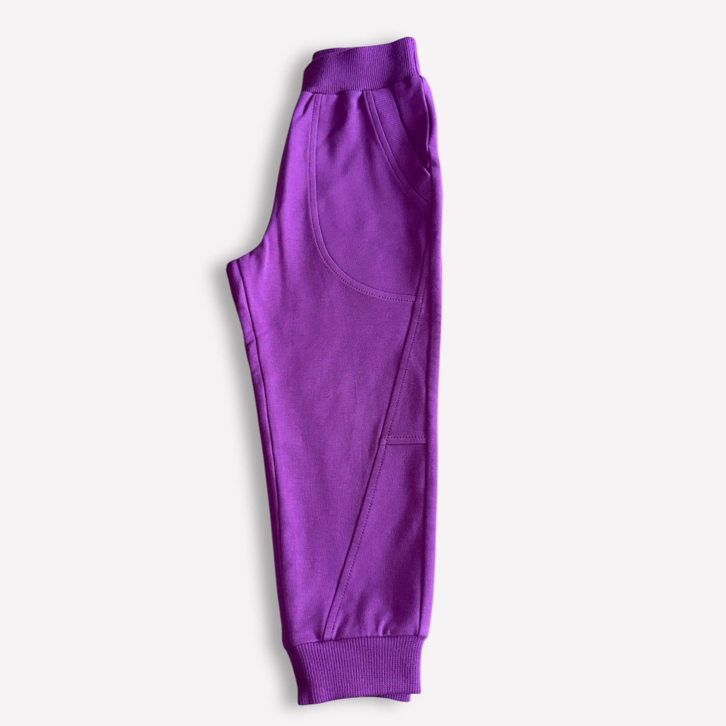 Mädchenhose aus French Terry in Violett, mit Taschen, handgemacht in Berlin