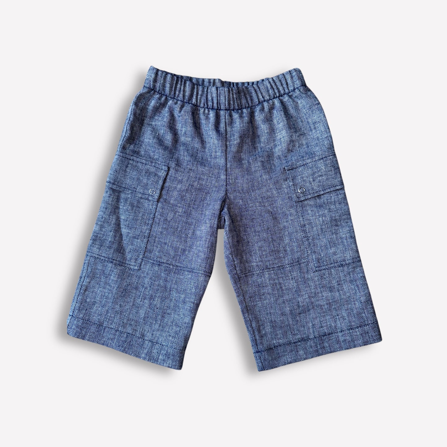Leinen Shorts für Kinder in Blau mit Druckknopftaschen, handgemacht in Berlin, nachhaltig & bequem