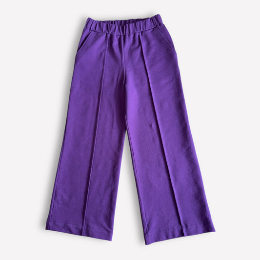 Mädchenhose mit Falte aus French Terry in Dunkellila, handgemacht in Berlin, nachhaltig & bequem