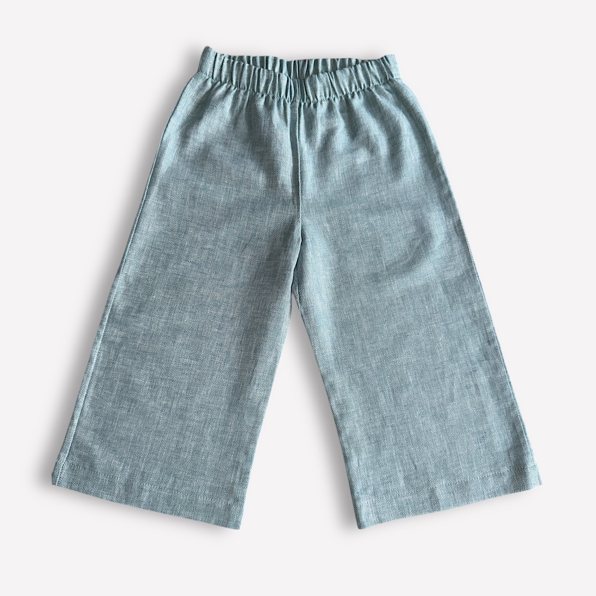 Leinen-Caprihose für Mädchen in Salbeigrün, handgemacht in Berlin, nachhaltig & bequem
