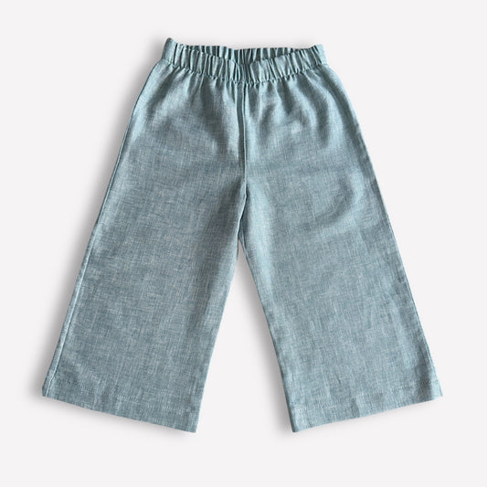 Leinen-Caprihose für Mädchen in Salbeigrün, handgemacht in Berlin, nachhaltig & bequem